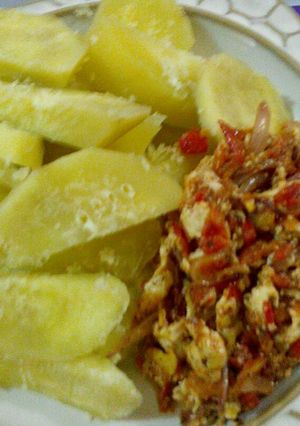 A picture of Sweet potatoes with egg sauce.