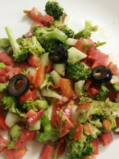 A picture of Healthy Broccoli Carrot Olives Salad.