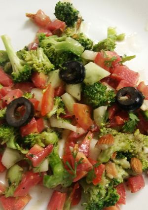 A picture of Healthy Broccoli Carrot Olives Salad.