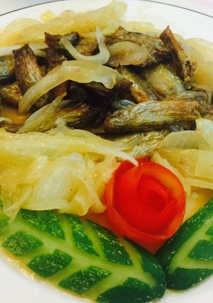 Hình của món Cá heo nhỏ nướng sốt hành.