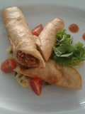 Rollo de pescado con salsa de reducción de Jamaica