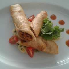 Una foto de Rollo de pescado con salsa de reducción de Jamaica