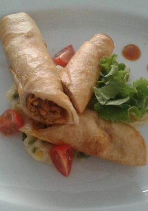 Una foto de Rollo de pescado con salsa de reducción de Jamaica