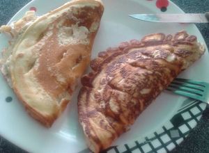 Una foto de Panquecas con mantequilla y mermelada