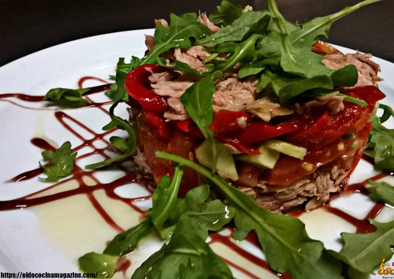 Ensalada de pimientos del piquillo, con atún, aguacates, y rúcula
