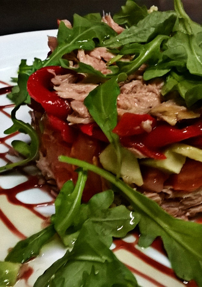 Una foto de Ensalada de pimientos del piquillo, con atún, aguacates, y rúcula