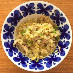 A picture of ゆで鶏炒飯 Fried Rice w boiled chicken and baby onion.