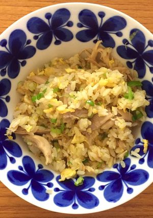 A picture of ゆで鶏炒飯 Fried Rice w boiled chicken and baby onion.
