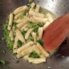 A picture of Cavatelli with broccoli and garlic.