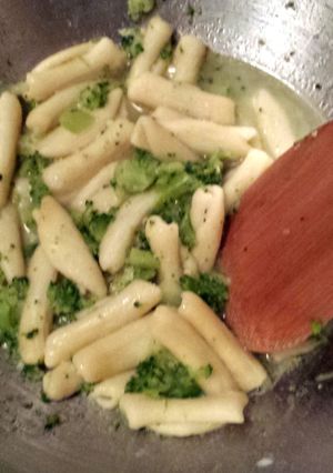A picture of Cavatelli with broccoli and garlic.