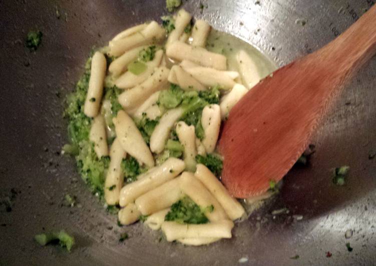 Cavatelli with broccoli and garlic