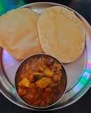 पूरी और कद्दू काले चने की सब्जी