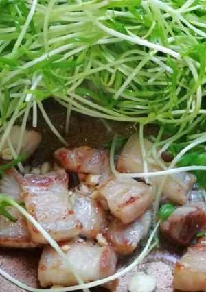 รูปของ ต้นอ่อนผักบุ้งผัดสามชั้น keto