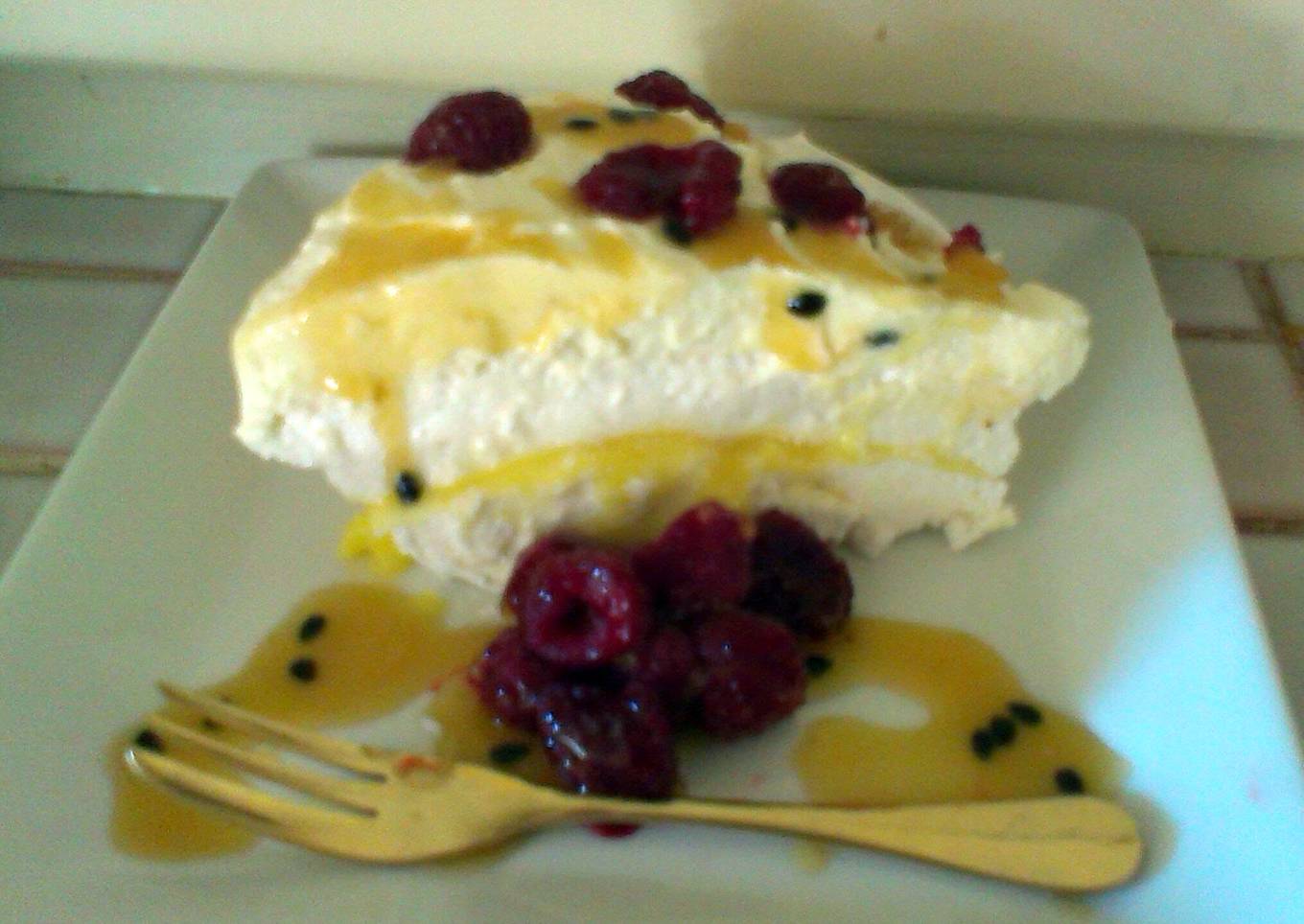Choppers Lemon & Passionfruit Kiwi Pavlova w/ Limoncello cream a
