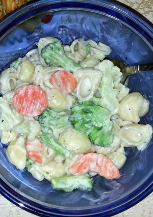 A picture of Kt's Pasta Primavera Alfredo.