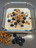Desayuno de avena con arándanos y nueces (overnight oats)