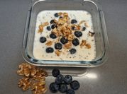 Una foto de desayuno arandanos con cereales