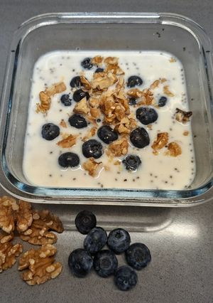 Una foto de Desayuno de avena con arándanos y nueces (overnight oats)
