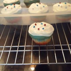 A picture of 4th of July cupcakes.