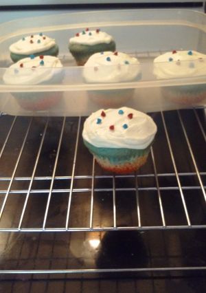 A picture of 4th of July cupcakes.