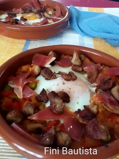 Una foto de Huevos a la flamenca con setas y chicharrones