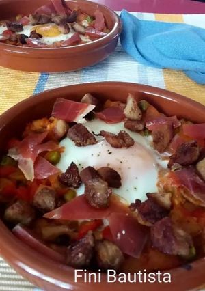 Foto principal de Huevos a la flamenca con setas y chicharrones