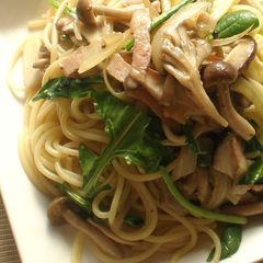 A picture of Mustard Arugula and Mushroom Pasta.
