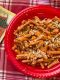Pasta di farina di lenticchie con sgombro e carote