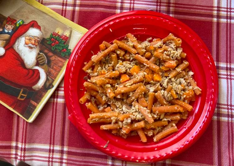 Pasta di farina di lenticchie con sgombro e carote