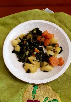 Una foto de Sofrito de kale, patata y zanahoria