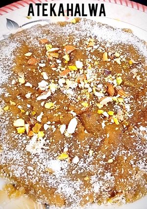 A picture of Gur aur atay ka halwa.