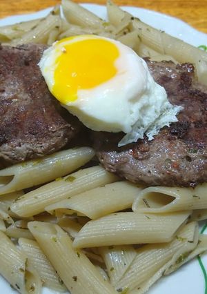Una foto de Hamburguesas en colchón de Rigatti al orégano a caballo
