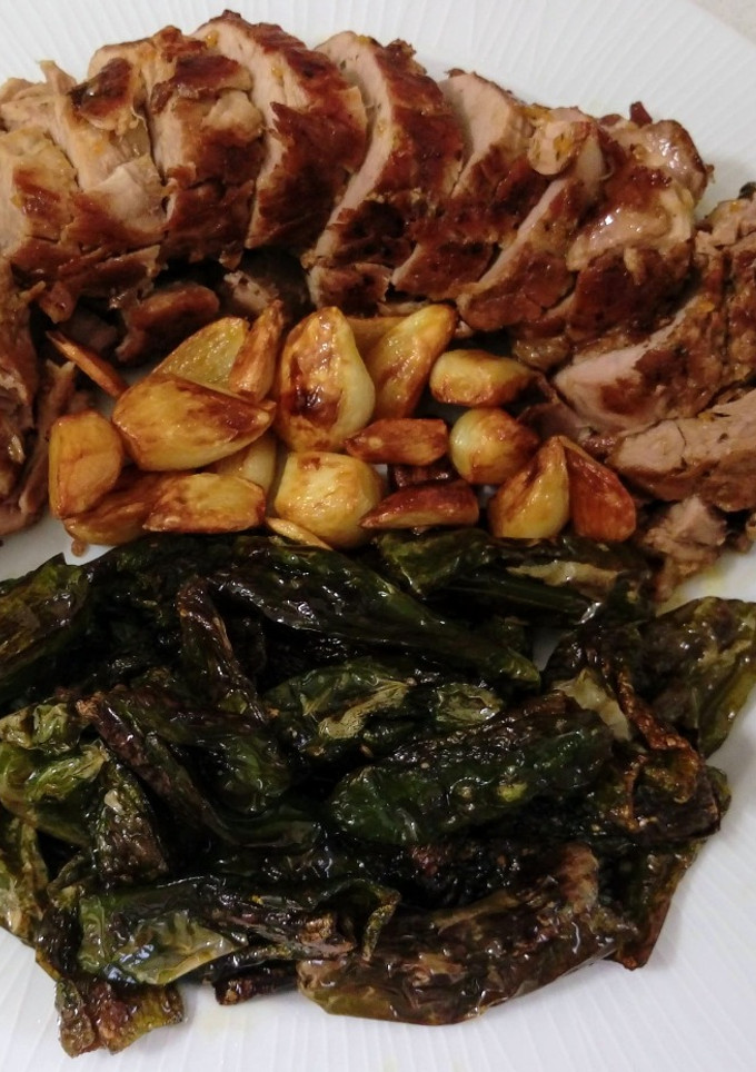 Una foto de Solomillo ibérico mechado con pimientos de Padrón fritos