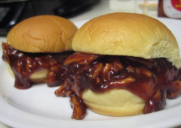 Simple Way to Prepare Speedy Spicy Pulled Pork Sandwiches for Impatient People