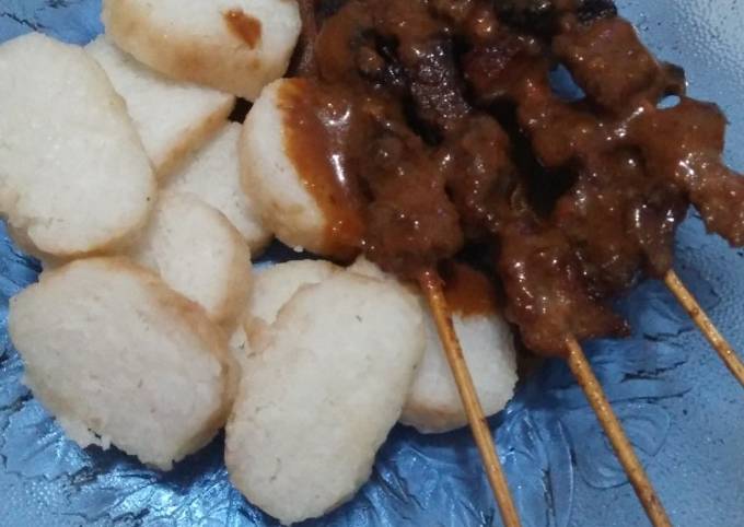 Sate lontong bumbu kacang