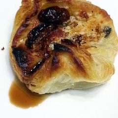 A picture of LG CHEESY CRISPY OLIVE PUFF.