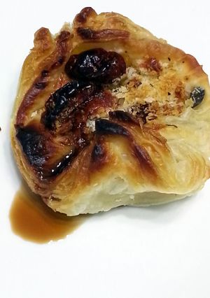 A picture of LG CHEESY CRISPY OLIVE PUFF.