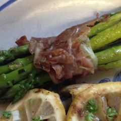 A picture of Prosciutto wrapped Asparagus.