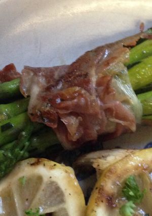 A picture of Prosciutto wrapped Asparagus.
