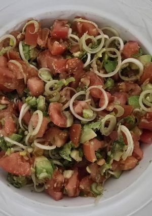 Una foto de Ensalada de tomates con cebollín y palta