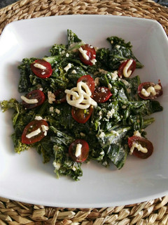 Una foto de Kale con salsa de queso y almendras