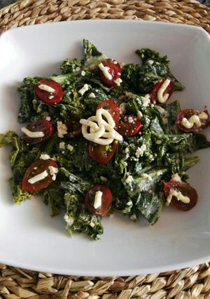 Una foto de Kale con salsa de queso y almendras