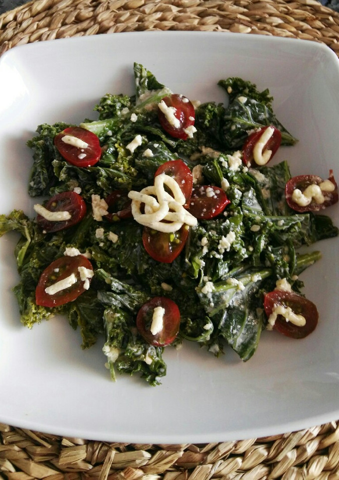 Una foto de Kale con salsa de queso y almendras
