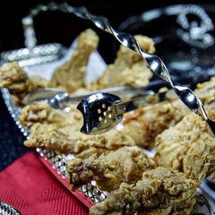 A picture of Spicy fried chicken drumsticks.