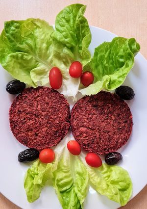 Una foto de Hamburguesas de remolacha y soja orgánica texturizada 🍔 Hamburguesas plant based 🌿