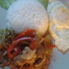 A picture of Mhu pad prik rad kowe, stir fry pork in on rice.