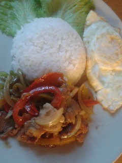 A picture of Mhu pad prik rad kowe, stir fry pork in on rice.