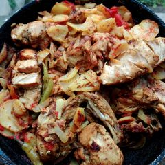 A picture of Messy chicken roast in pan.