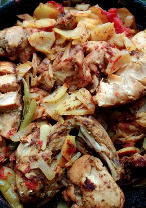 A picture of Messy chicken roast in pan.