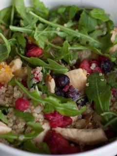 Una foto de Ensalada de quinoa con frutos del bosque